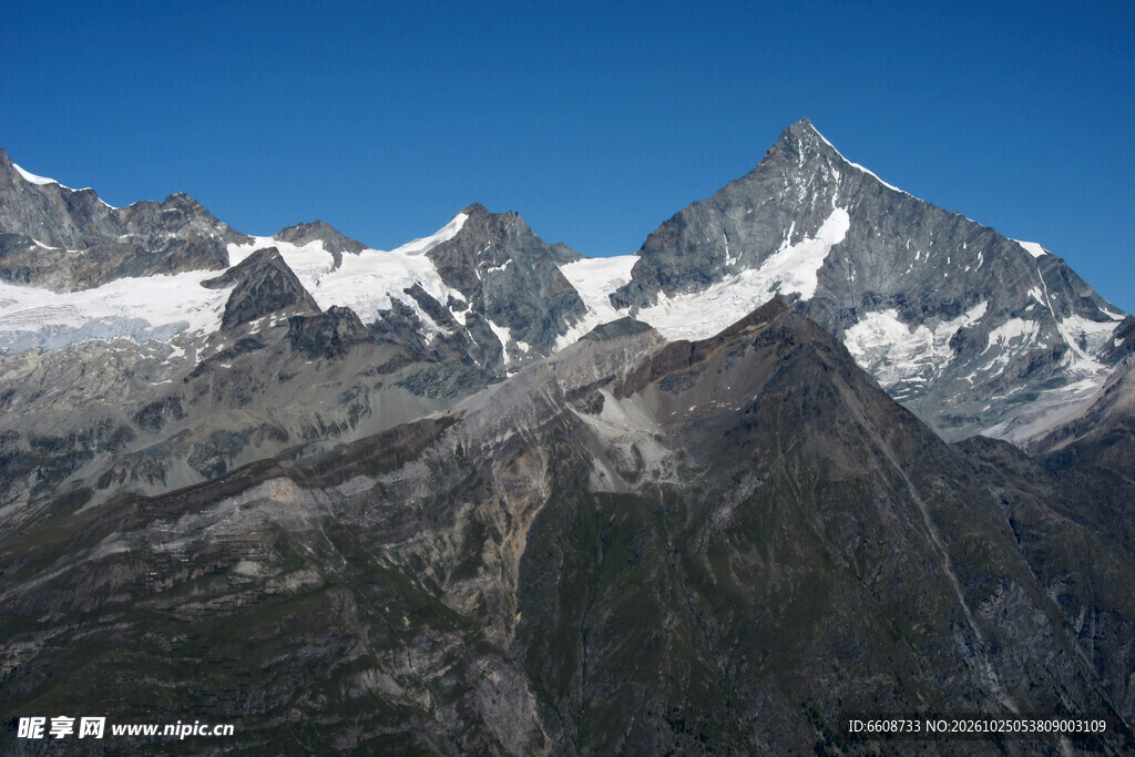 巍峨雪山自然风光