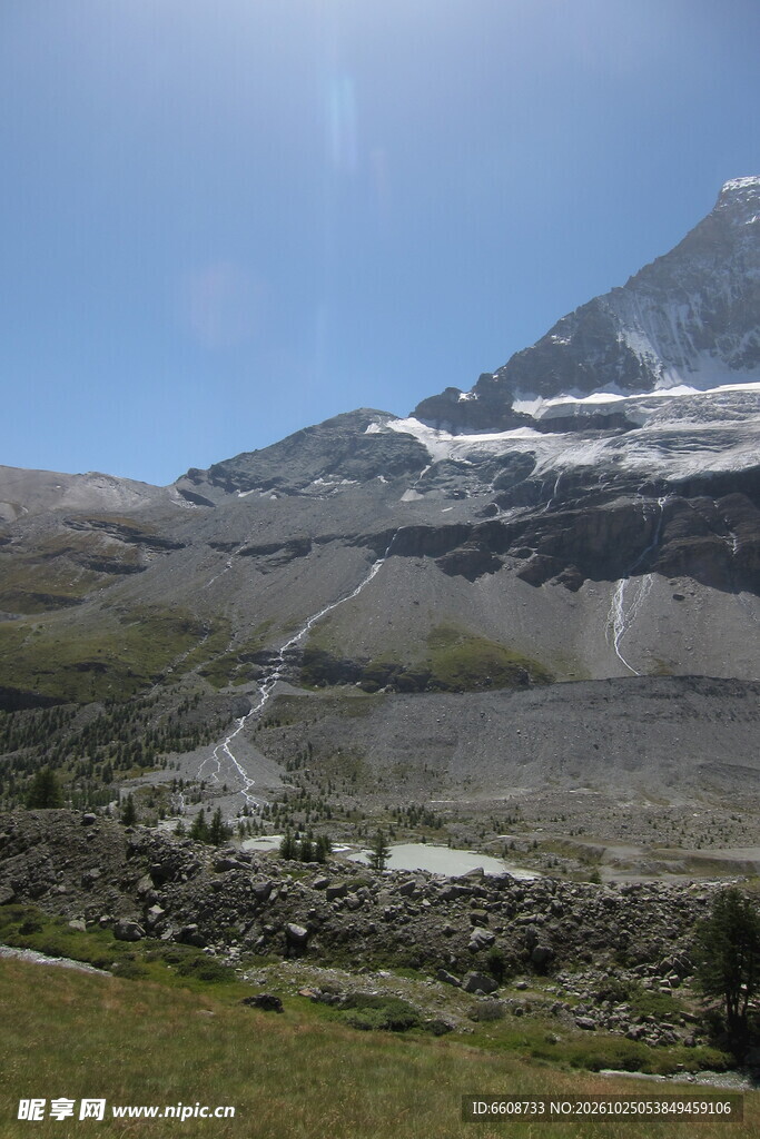 高原山地晴日风光