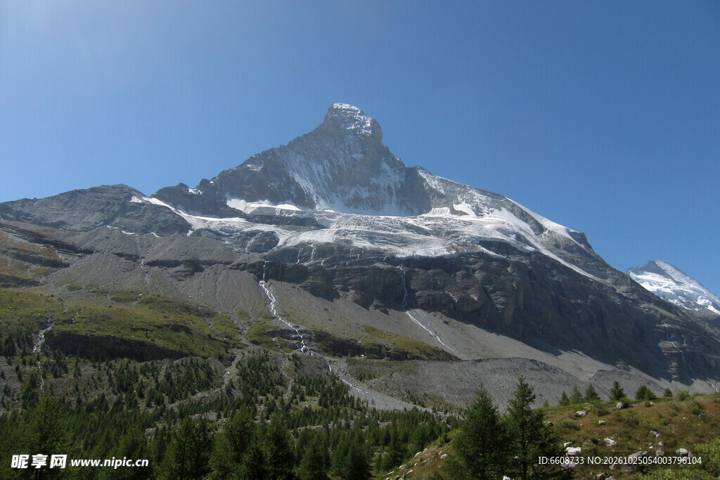 巍峨雪山自然风光