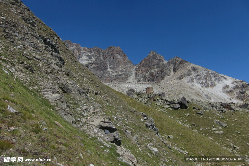 高原山地晴日风光
