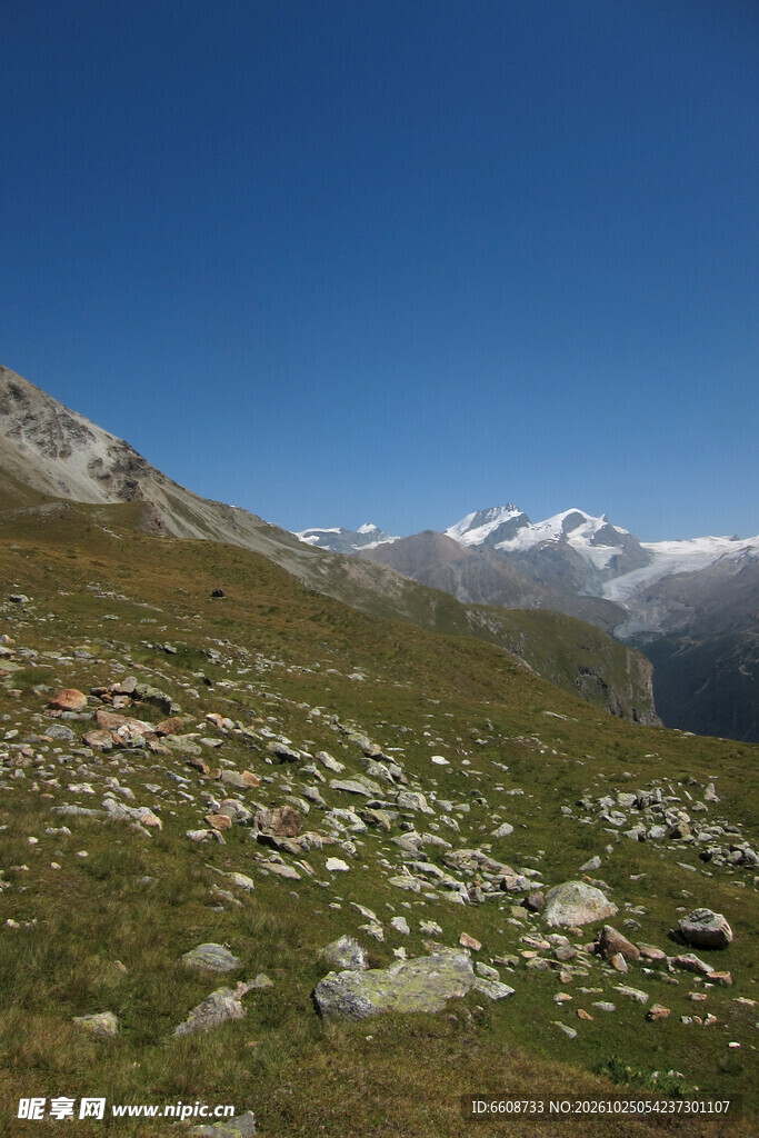 高原山地晴日风光