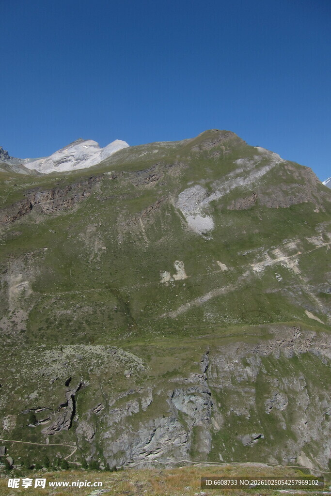 高山晴日自然风光