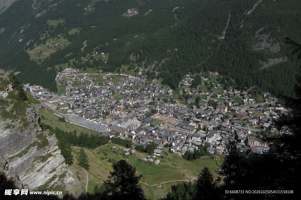 山间小镇俯瞰全景