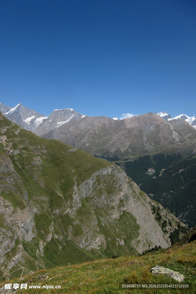 高原山地晴日风光