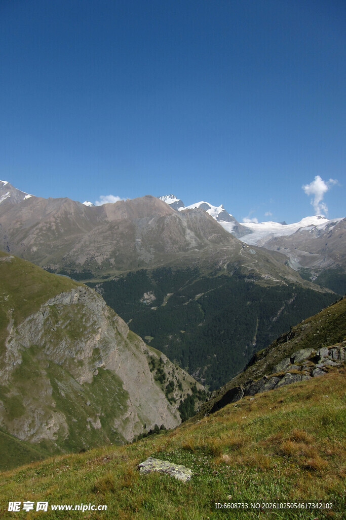 高原山地晴朗自然风光