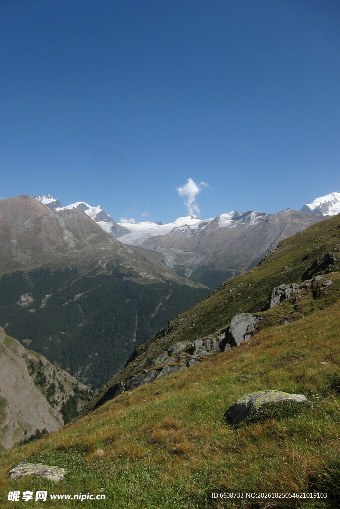 高原山地晴日风光