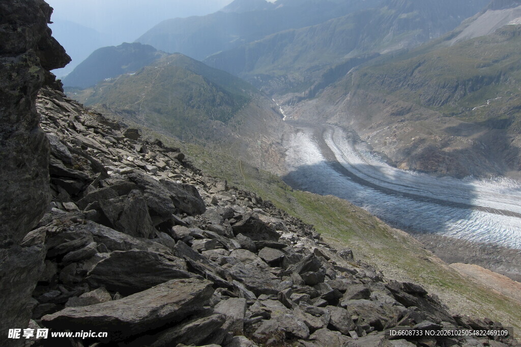 高山岩壁湖景风光