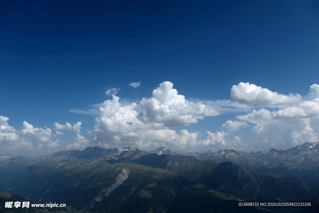高空俯瞰蓝天白云山景