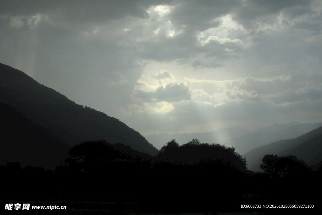 山野阴天剪影风光