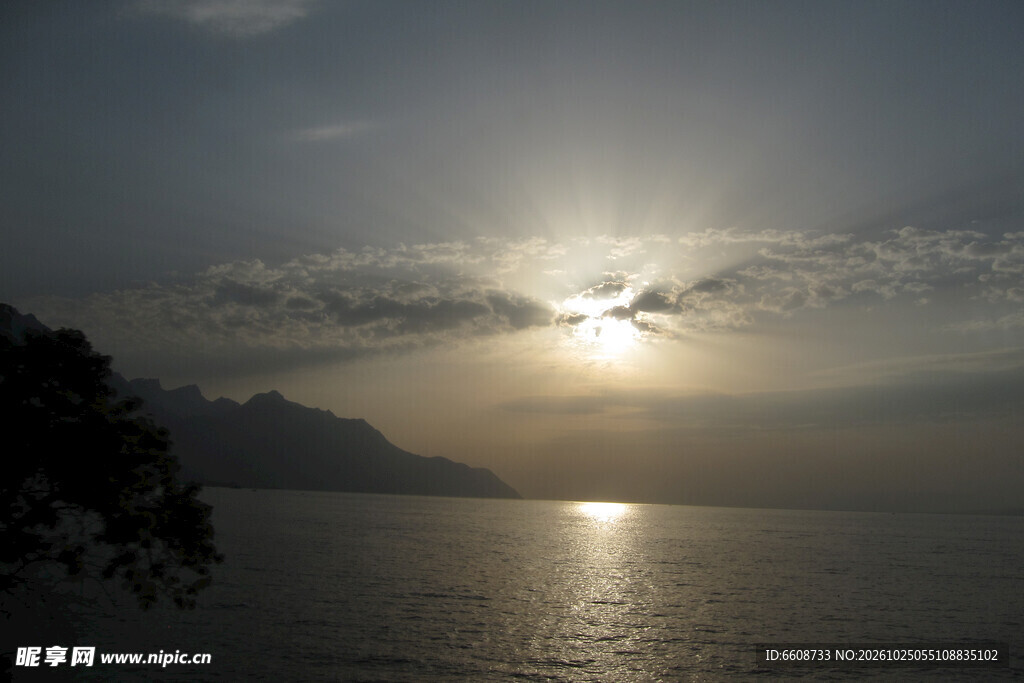 湖畔日落朦胧美景