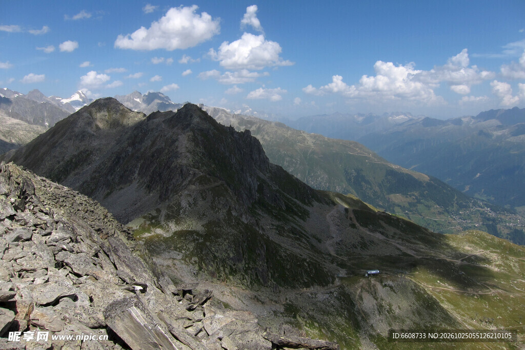 高山晴日山野风光