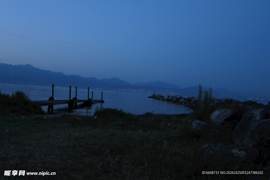 暮色湖岸栈桥远景