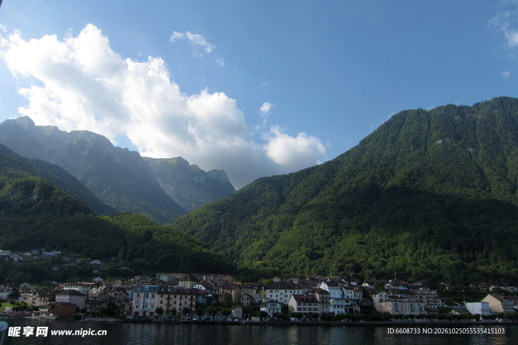 湖畔青山小镇风光