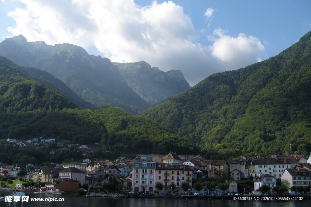 青山湖畔小镇风光