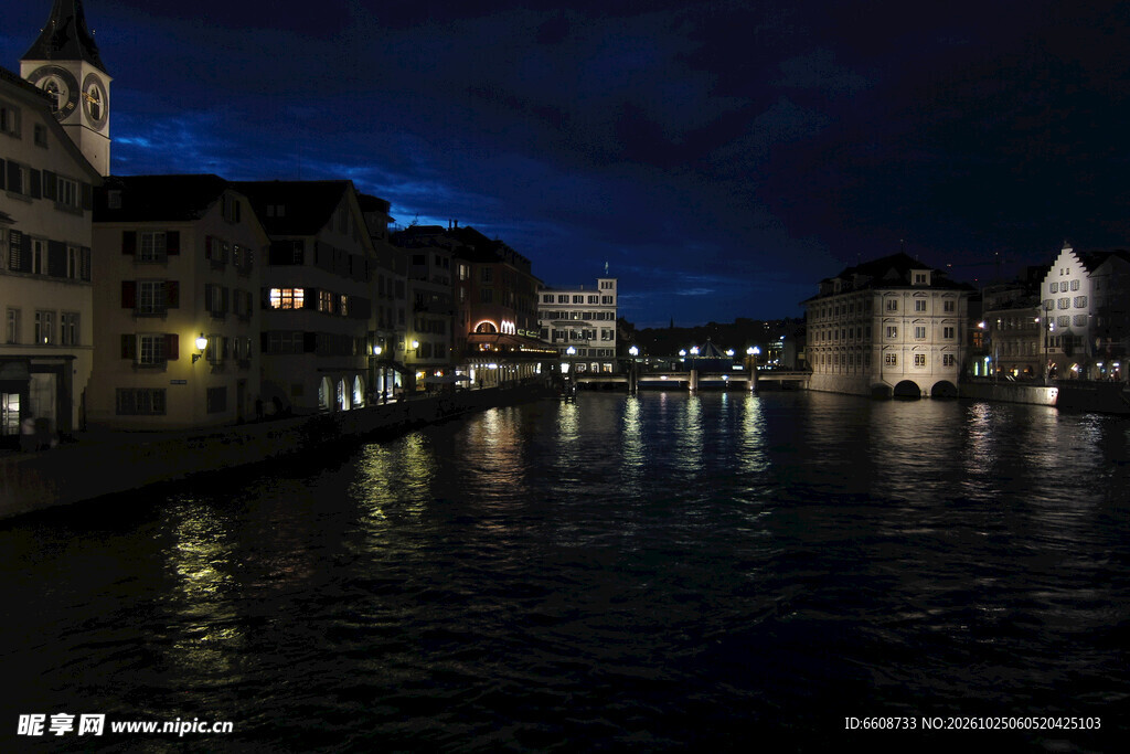 河畔老城夜景