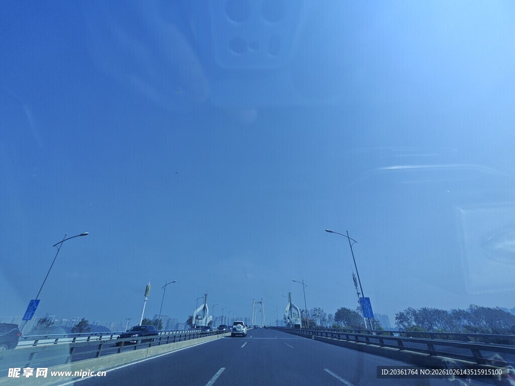晴朗蓝天公路出行场景
