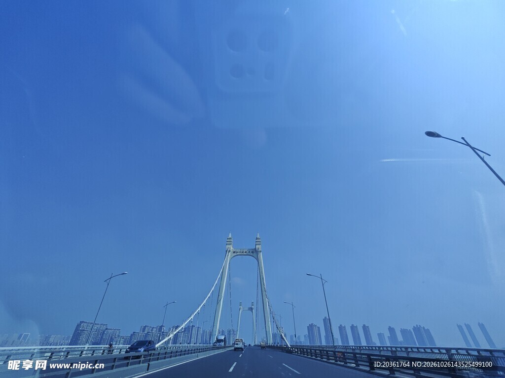 蓝天下的斜拉大桥
