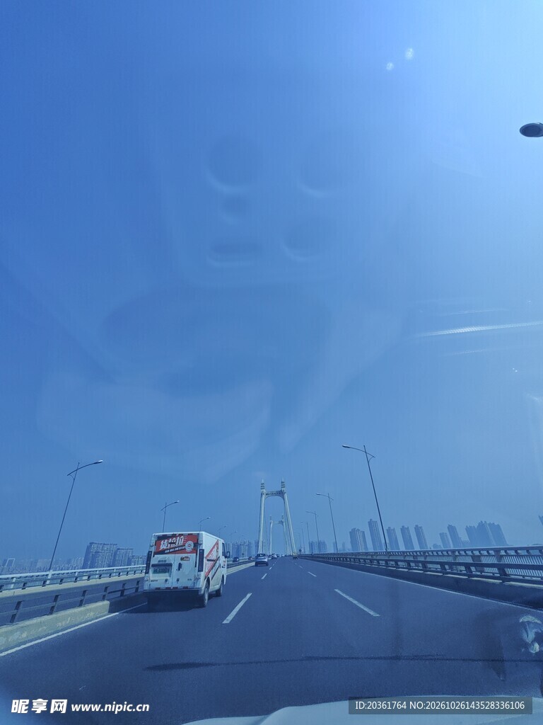 大桥公路行车场景