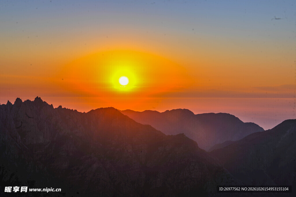 远山日出风光