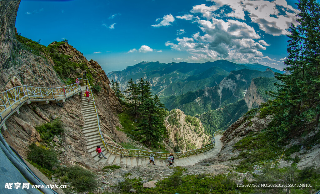 山间盘山公路自然风光