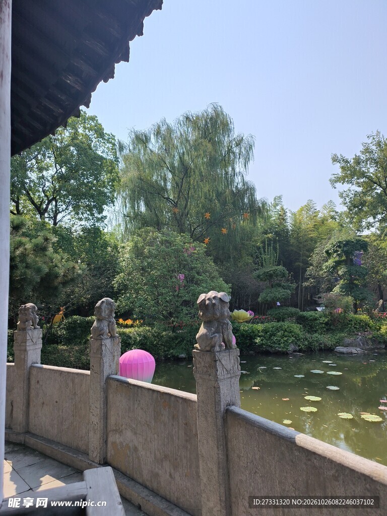 园林湖畔石栏风光