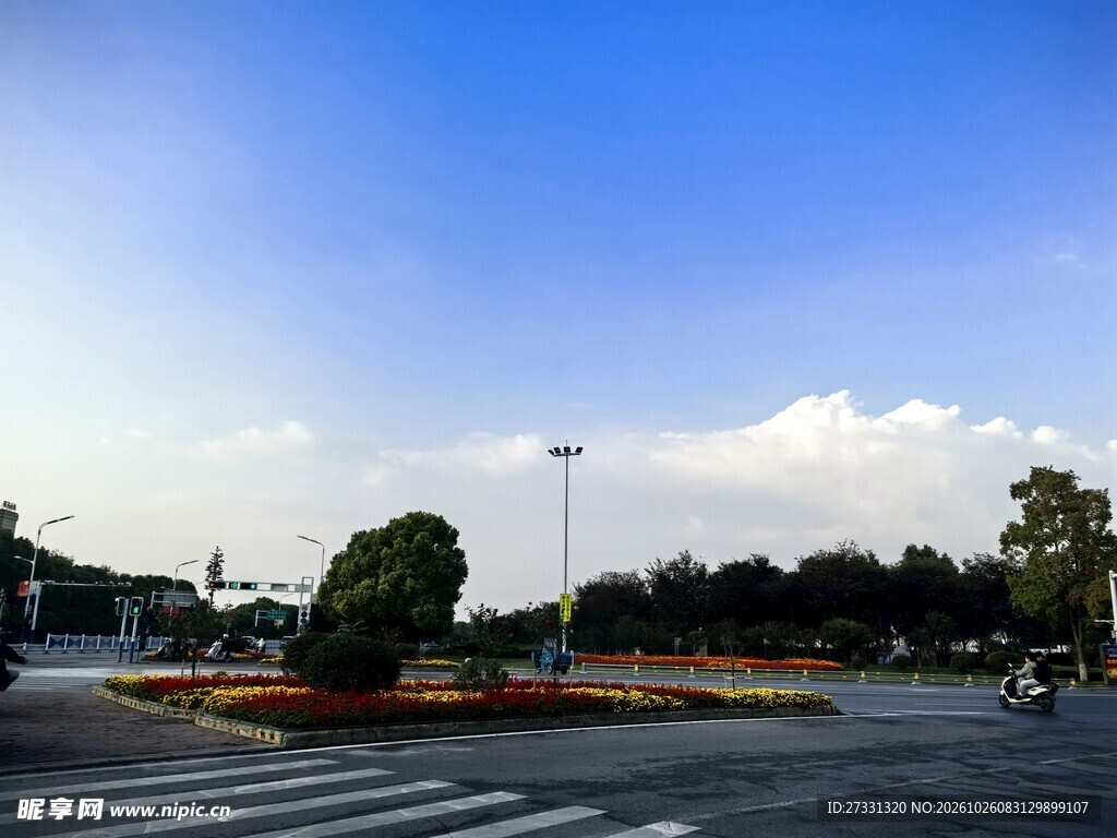 城市晴朗路口街景