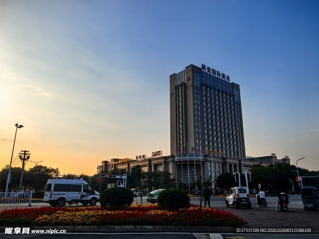黄昏城市高楼街景