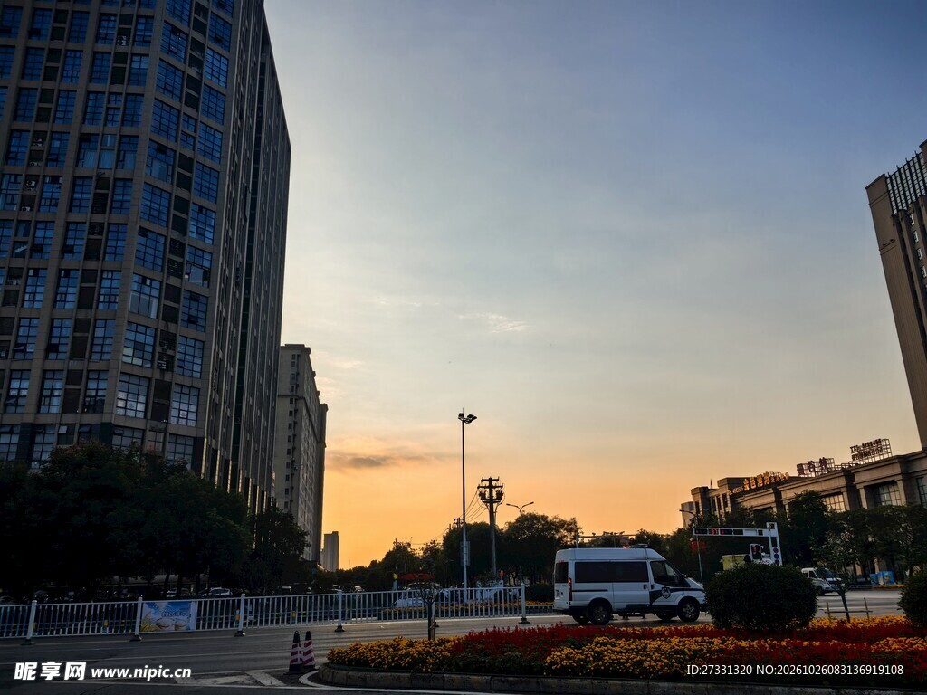 城市黄昏街景