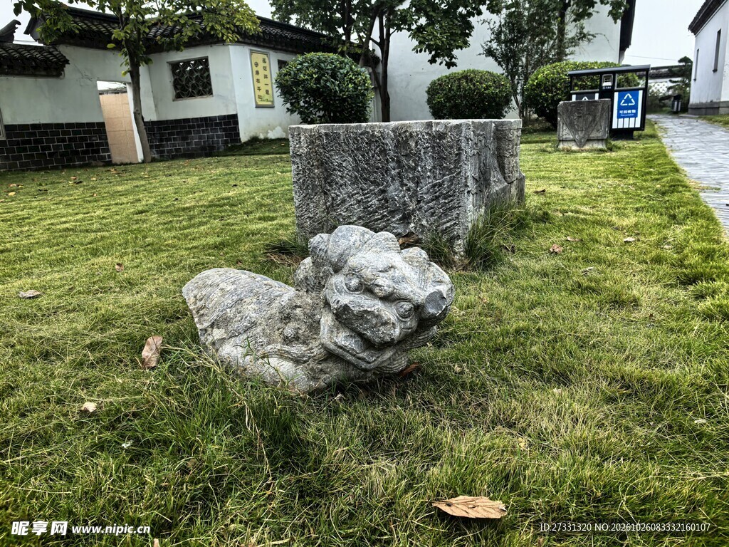 草坪景观石凳