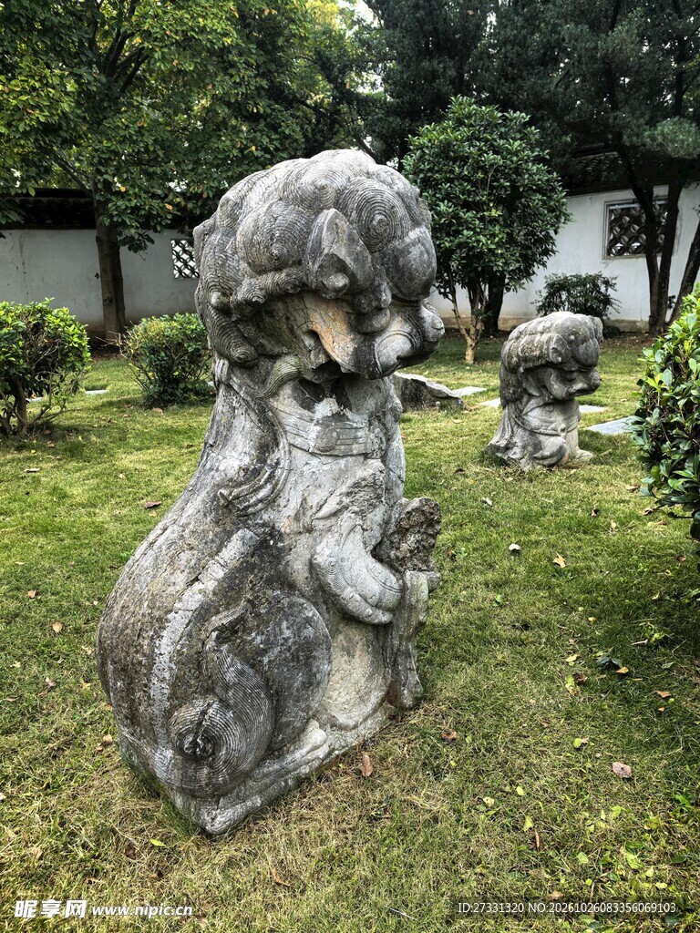 草坪上的古石狮子