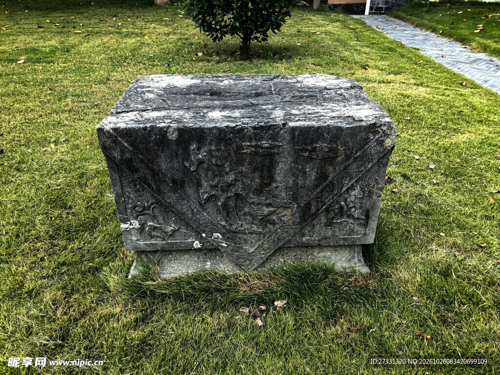 户外草坪石凳