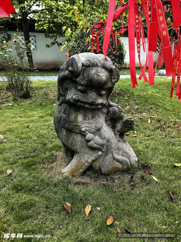 草坪古拙石兽雕塑
