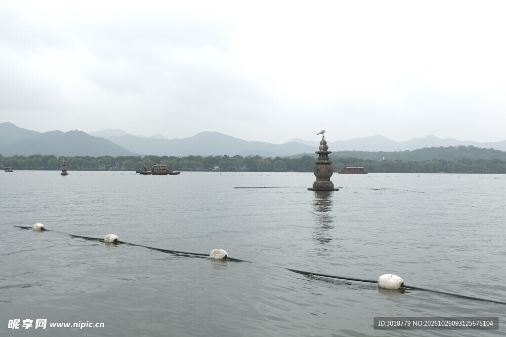 湖面石塔山水风光