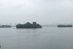 雾中湖面小岛风光