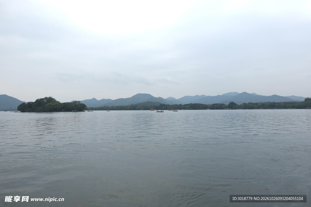 阴天湖景远山风光