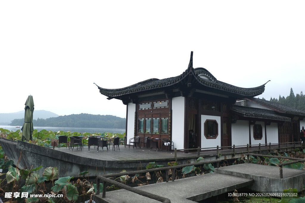 湖畔中式古典建筑