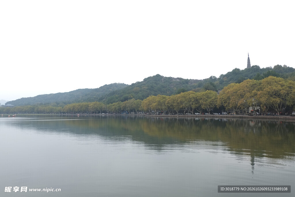 雾中湖山远景