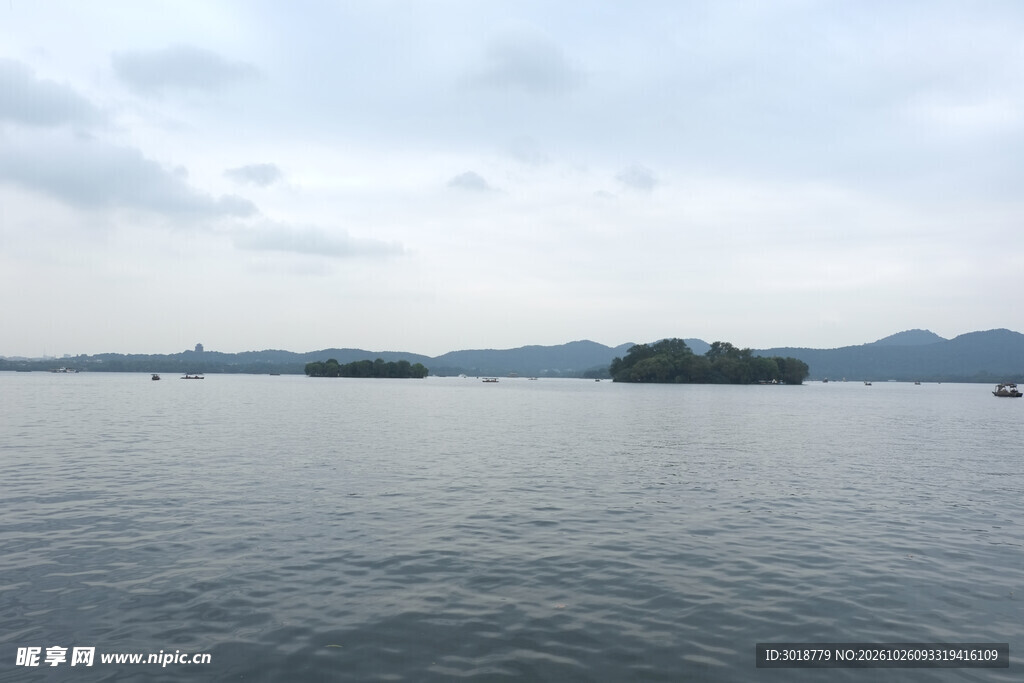 阴天湖中远岛山景