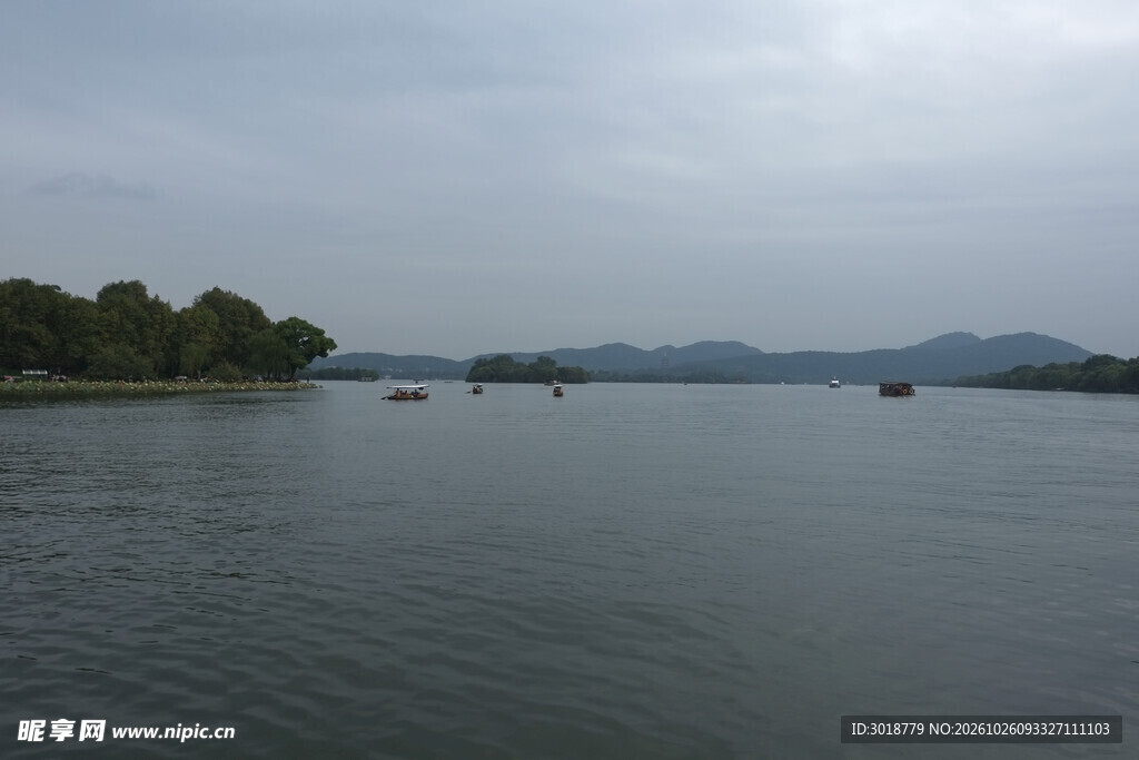阴天湖景山水风光