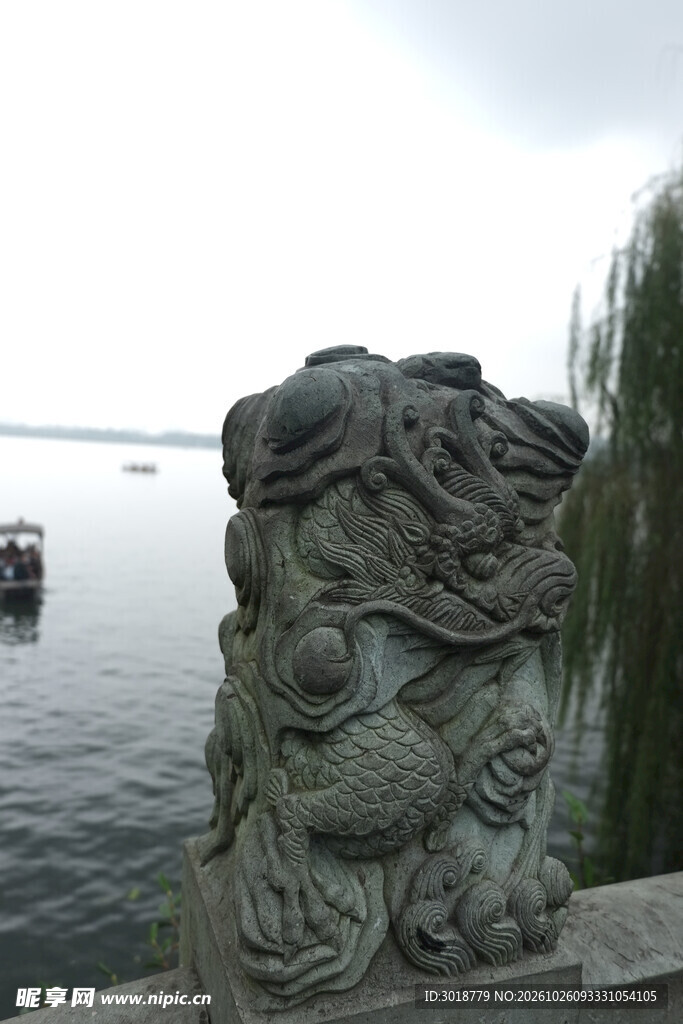 湖畔石雕景观
