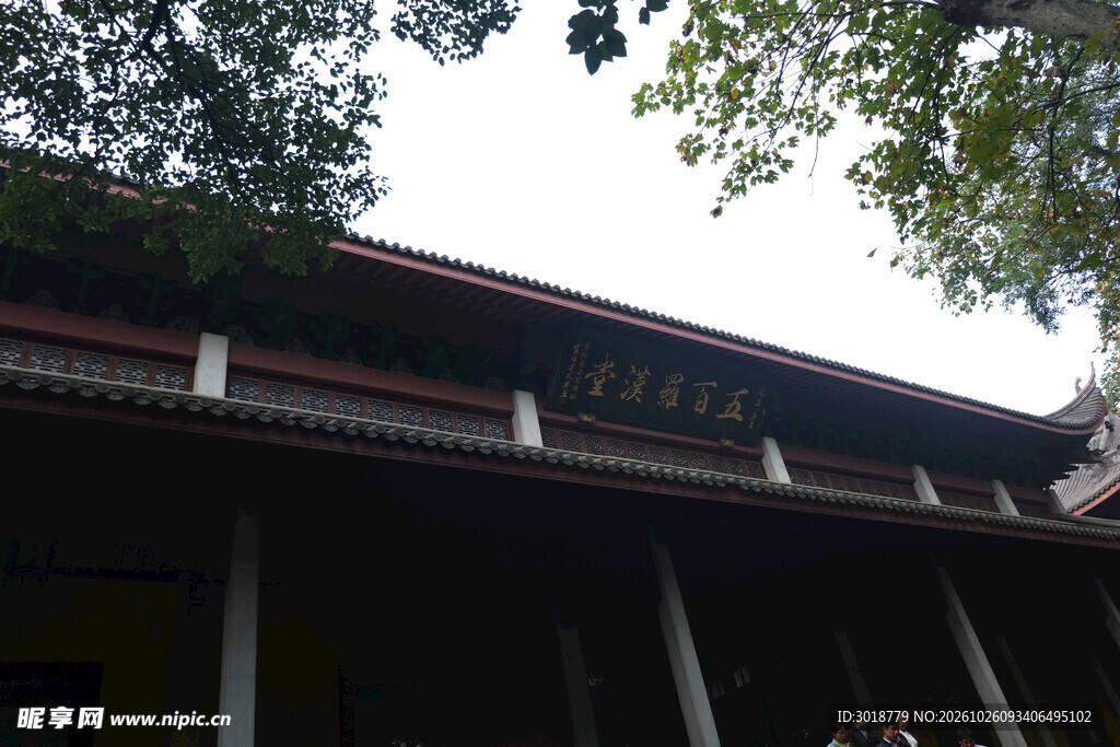 仰拍中式古建屋檐