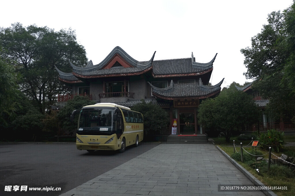 中式古建前的观光巴士