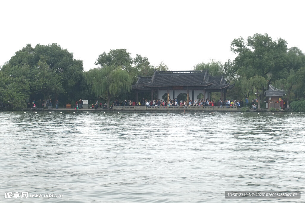 湖畔古建园林风光