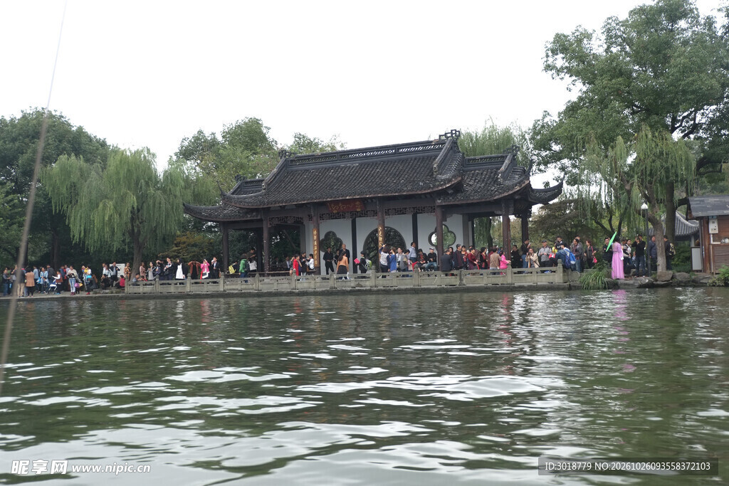 湖畔中式古建园林风光