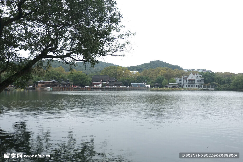 湖畔村落山水风光