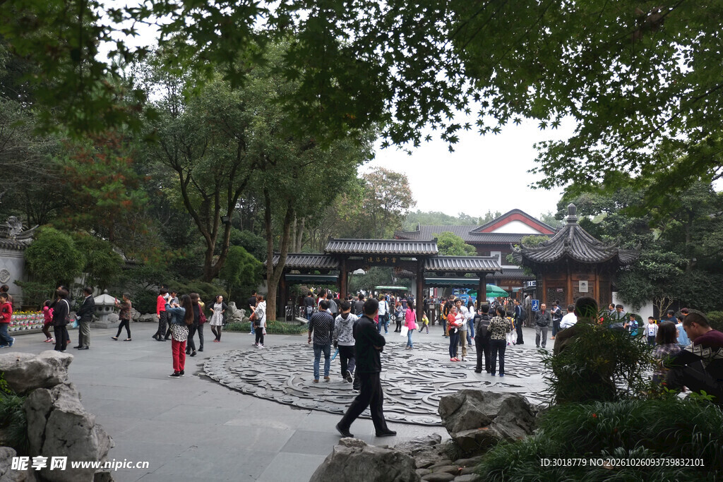 公园游客游玩场景
