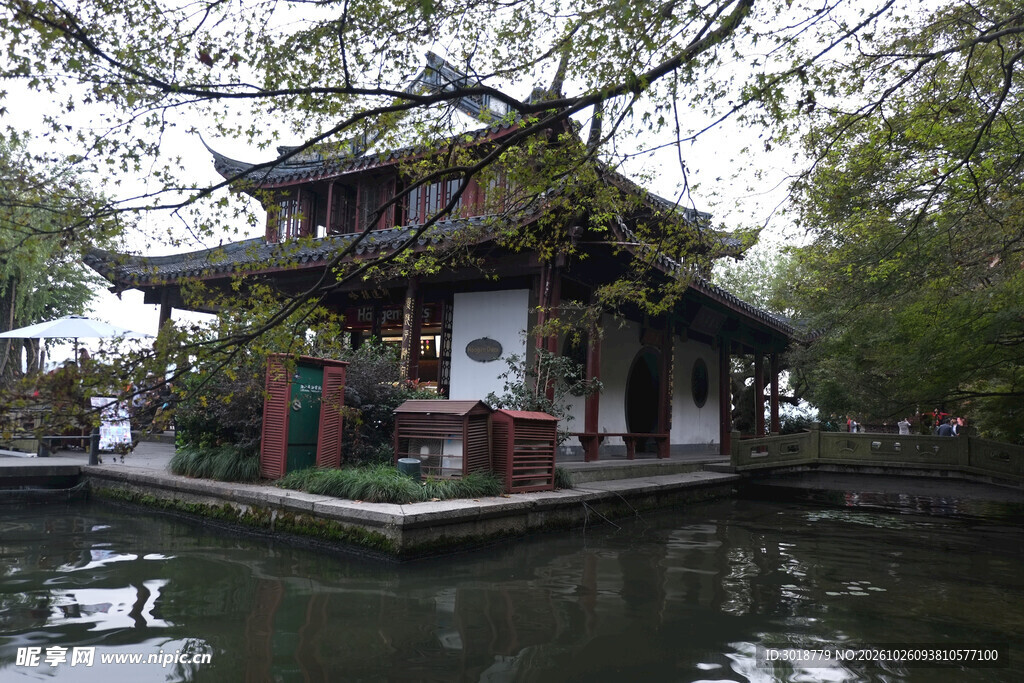 临水中式古典园林建筑