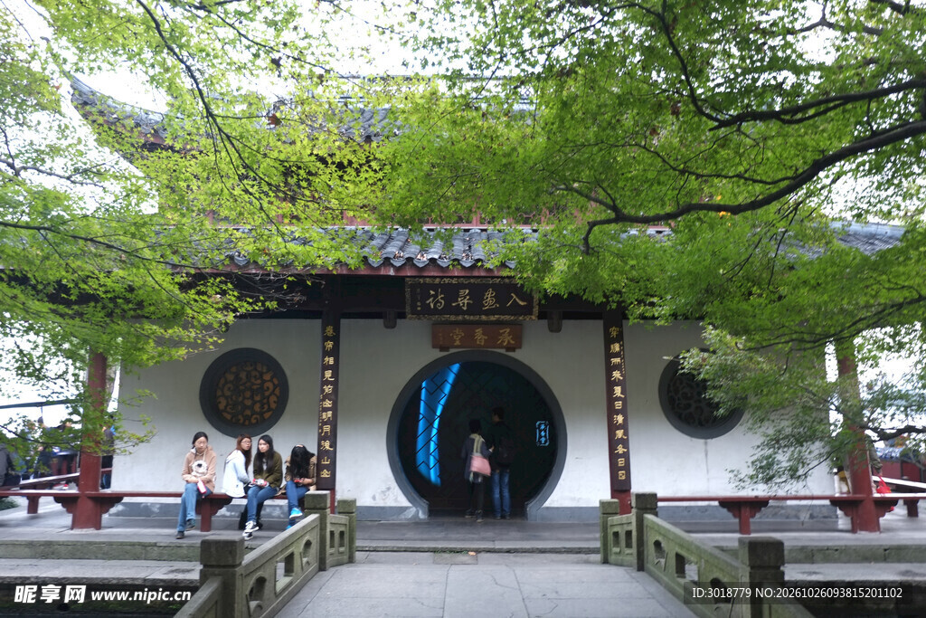 江南古典园林月洞门