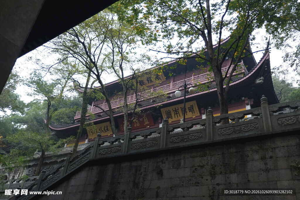 林间古寺风光