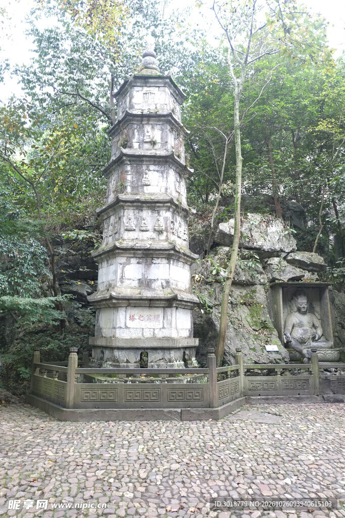 林间古塔